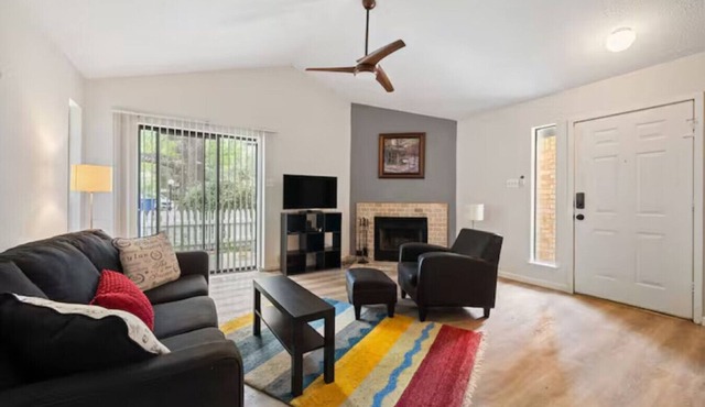 Cozy Condo Near DT ATX – Ideal for Extended Stays