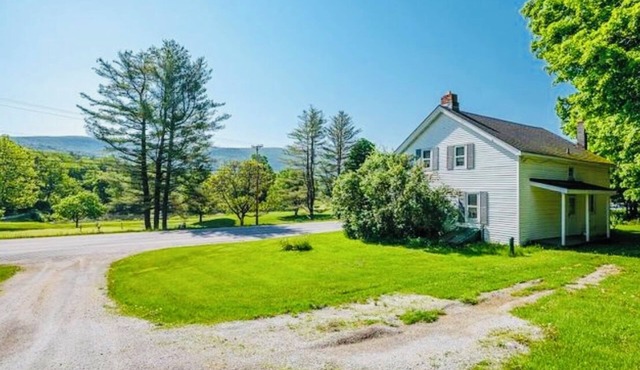 Cozy farmhouse in Manchester - short drive to multiple ski mountains!