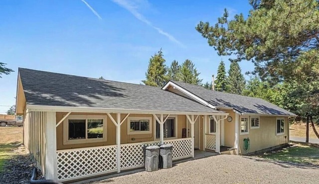 Cozy Hilltop Hideaway in Raymond