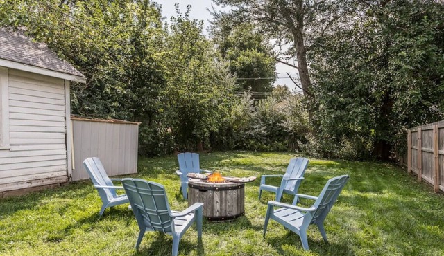 Cozy Hive Retreat | Central | Fenced | 2 Bed