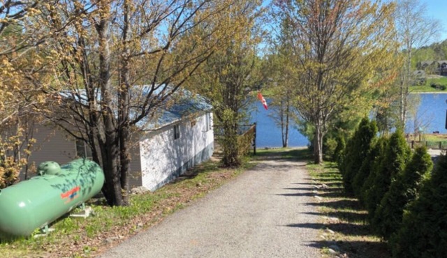 COZY LAKE FRONT COTTAGE ON NEPEWASSI LAKE in St.-Charles