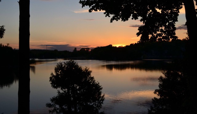 Cozy lake house, less than 1 hour from Lambeau Field and the 2025 NFL draft.