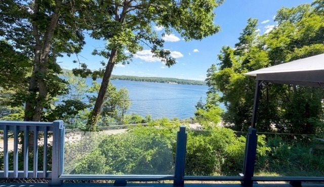 Cozy lake-view cottage on charming Lake Winnisquam