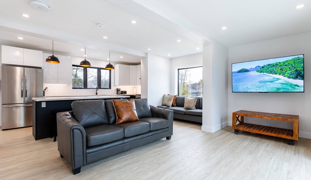 Cozy Modern Cottage - Walking distance to 5 beach access points in Tiny