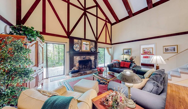 Cozy mountain home with foosball, ping-pong, private deck & wood-burning firepla