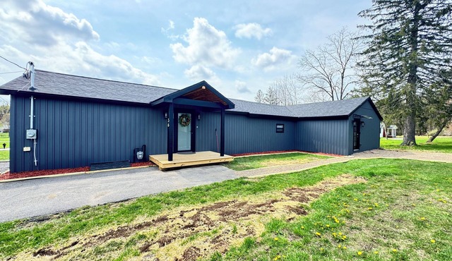 Cozy pet friendly rental located near Penn Highlands; 10 miles to Treasure Lake!