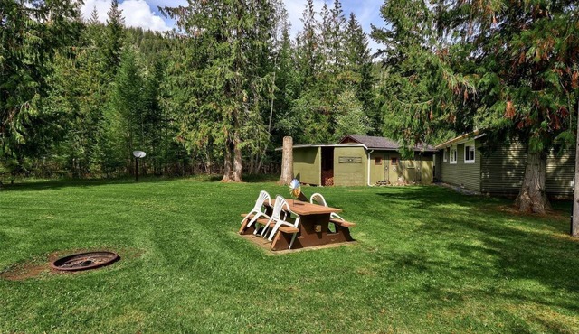 Cozy Private Cottage Near Lake! in Scotch Creek