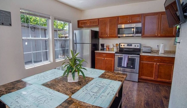 Cozy Remodeled 2BR/2BA Near Downtown Sleeps 8