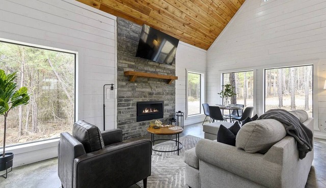 Cozy serene couples cabin w Hot Tub/great location