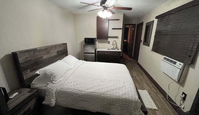 Cozy studio apartment with private entrance and patio near MIA intl. airport