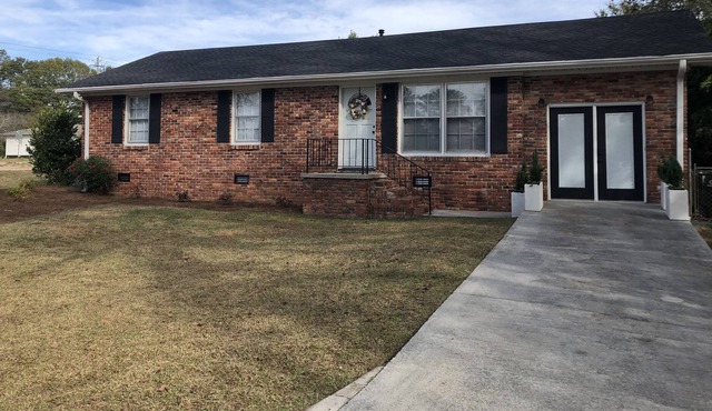 Cozy two bedroom home with convenient access to downtown Covington!