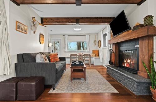 Cranberry Lake Hideaway, Cozy Cottage with Sauna, Outdoor Shower, Kayaks, Games