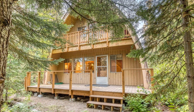 Creek-side mountain cabin with fireplace, balcony & full kitchen - near hiking