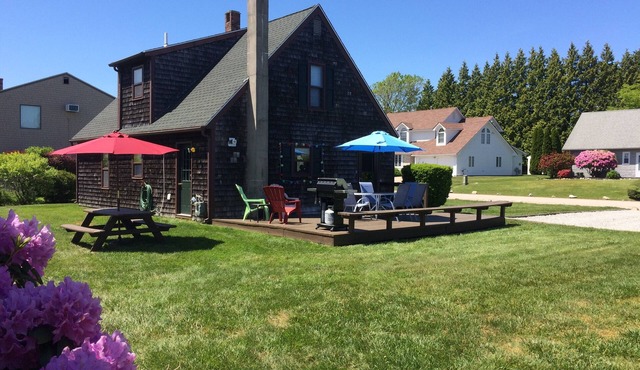 CRYSTAL CLEAN CAPE!! Come enjoy the summer charm and beaches of Narragansett, RI