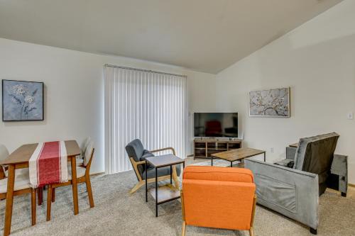 Cute Little House on the Lake: Wine Country Stay!