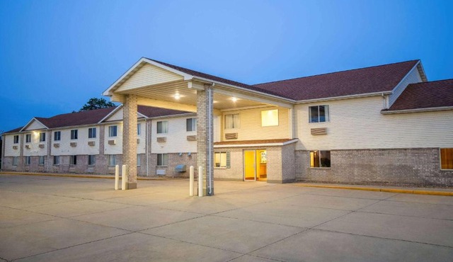 Days Inn by Wyndham Evansdale Waterloo