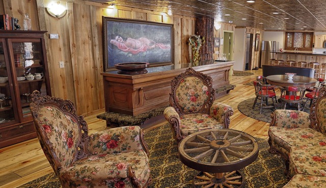 Deadwood Historic Brothel - 5 BR 4 BA in downtown Deadwood - Sleeps 12 - parking