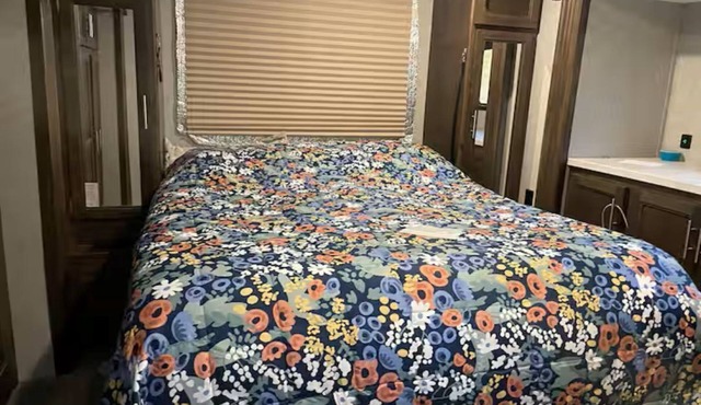 Delightful one bedroom RV with indoor fireplace