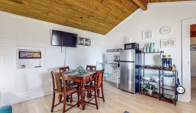 Derekville Unit #5 | Condo in Clifton with pool & hot tub