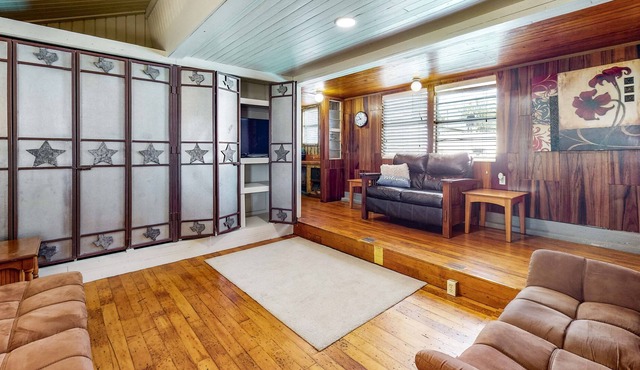 Derekville Unit #8 | Condo in Clifton with pool & hot tub