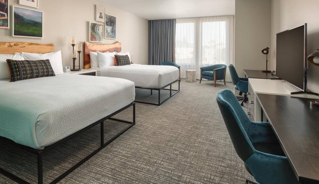 Discover Willamette Valley in Style – Bright Room with Unique Artistic Touches