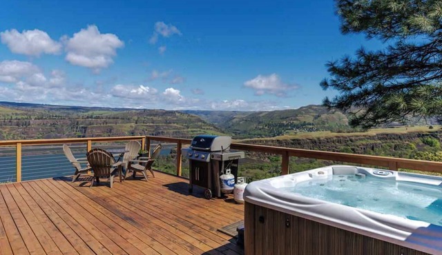 Dog-friendly, 2-level gorge view home with hot tub, lovely deck, central AC, W&D