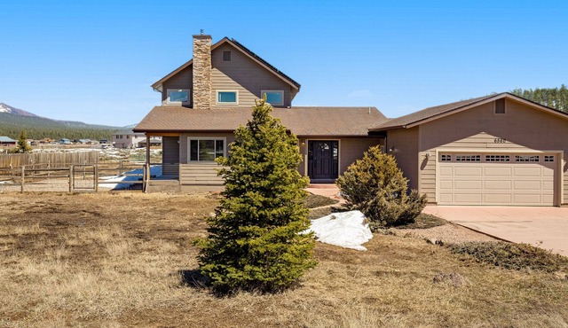 Dog-friendly 2-story home with mtn views, private hot tub, deck, fireplace, W/D