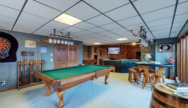 Dog-friendly cabin with private hot tub, foosball, pool table, arcade, fireplace