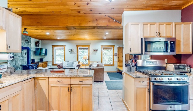 Dog-friendly house on 5 acres with balcony, fireplace, & W/D - near skiing