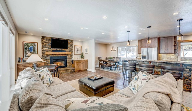 Dog-friendly modern abode with large yard, fireplace, cable & washer&dryer