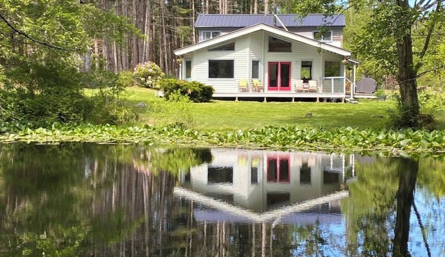 Dog-friendly, spacious farmhouse overlooking a private pond and forest. Peaceful, secluded yet minutes to Orcas Golf Course, Cafes and Shops, Hiking, Kayaking, Fast WIFI. Perfect retreat for friends and family with a large kitchen, deck and yard.