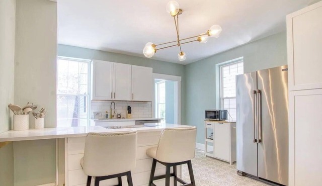 Downtown Hamilton Retreat - Walk to Dining + Sleeps 5+
