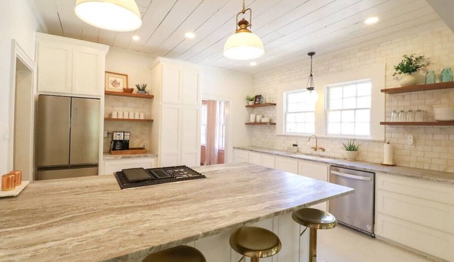 Downtown Riverside Oasis: Deck, Hot Tub & More!