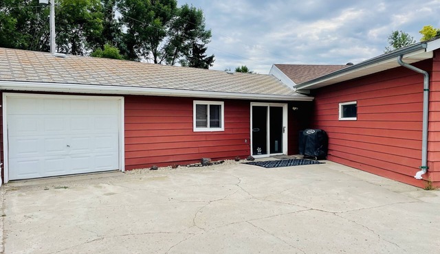E Devils Lake on US 2 - Townhouse 1/4 mile boat ramp & bar/grill that sleeps 6!