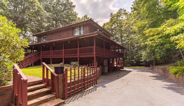 Eagles Rest - Quiet area with hot tub, pets welcome!