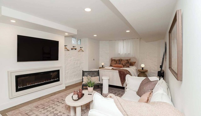 Enjoy a stay in a well-located New Haven neighborhood just minutes from downtown, restaurants, shops, and popular local attractions.