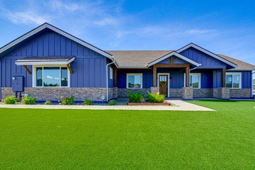Equine-Friendly Stay: Horse Stable Access, Hot Tub