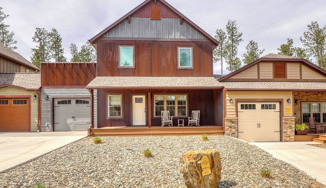 🌲 Escape to our modern rustic 2-bedroom condo nestled in the heart of the Black Hills !