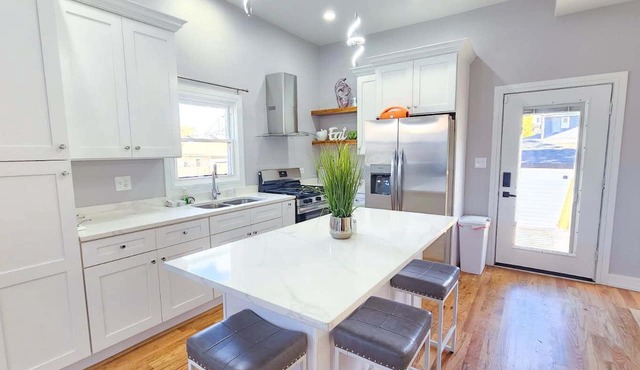 Fabulous 3-bedroom townhome with AC in vibrant Chicago