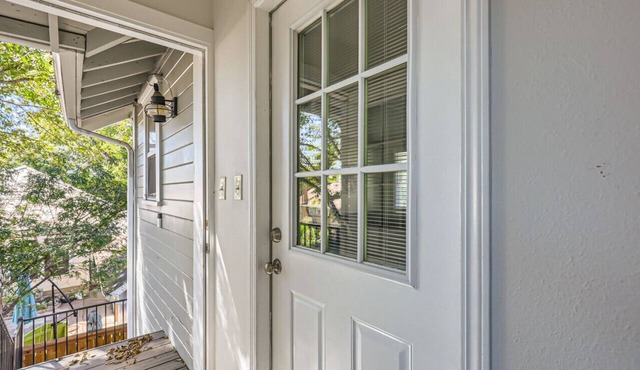 Fabulous Chic Studio on Main St. Walk to Downtown!