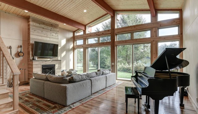 Fairway Harmony: Peaceful Home Near Hendersonville with Golf Course Views and Hot Tub!