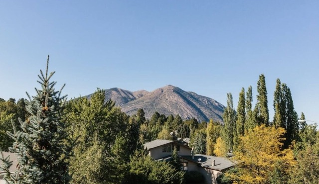 Family Flagstaff Retreat Sleeps 12 Mountain Views EV Charger Near NAU with AC