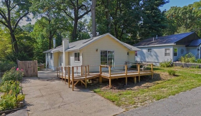 Family Friendly Lake View Cottage with Beachy Vibes in Sister Lakes Michigan