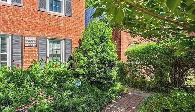 Family-Friendly Old Town Home, 3 Blocks to King St, Walk to Train, Dine, or Shop