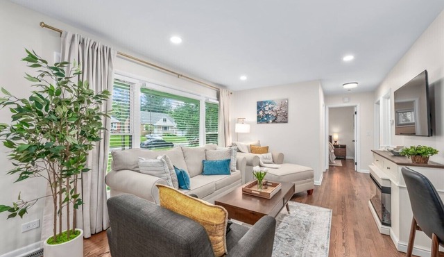 Family Stay with Game Garage, Fire Pit, Streaming TVs and Private Yard