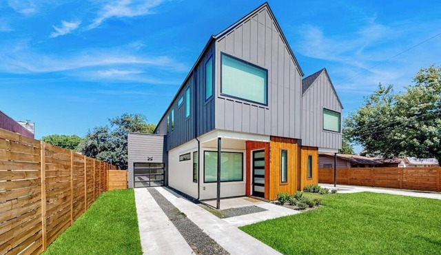 Fantastic townhouse with enclosed backyard and high-speed internet