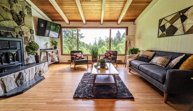 Fern Forest Hideaway on Beautiful 10 Acres in Eugene