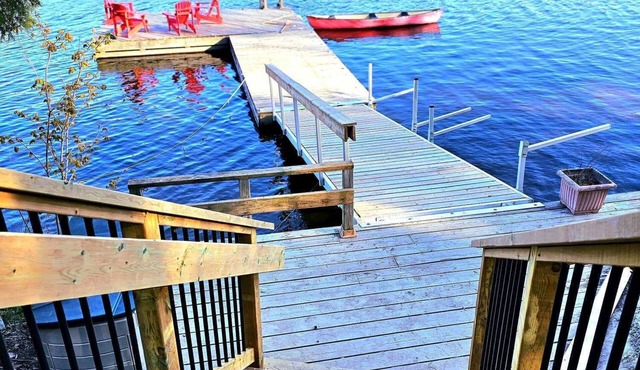 Firefly Hut - Cheerful 6-bedroom cottage with serene beauty in McKellar