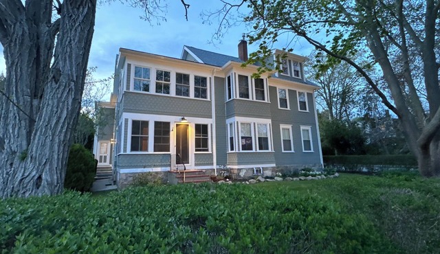First Floor Coastal Village Retreat - 8 min walk to the beach