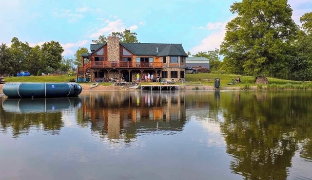 Fischer’s Secret Cabin on Private lake